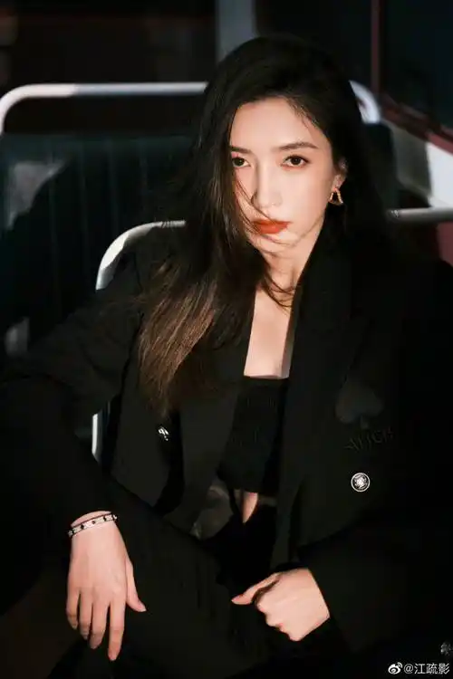 江疏影还发微博写道:今天是"好奇心"小江