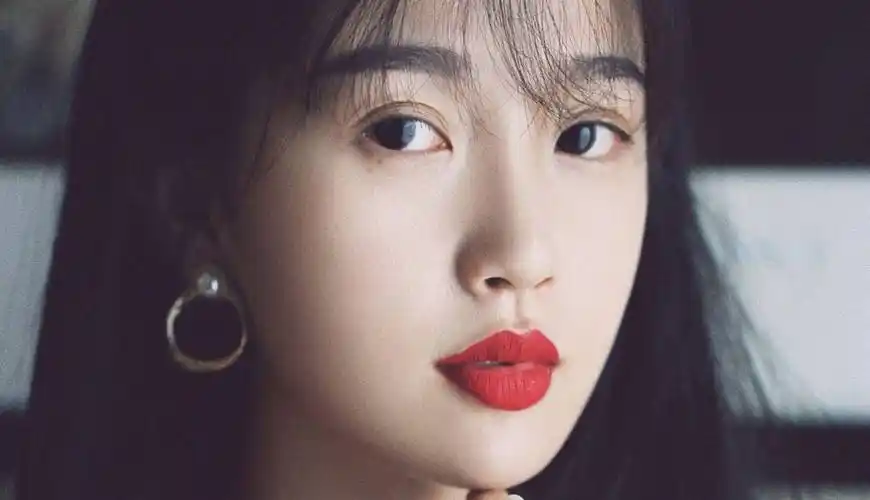 25岁虞书欣,颜值惊艳身材有料,展现成时尚女人味_娱乐_明星_资讯