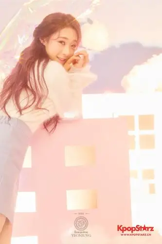 宇宙少女回归单人预告照公开 暖色系公主风超养眼