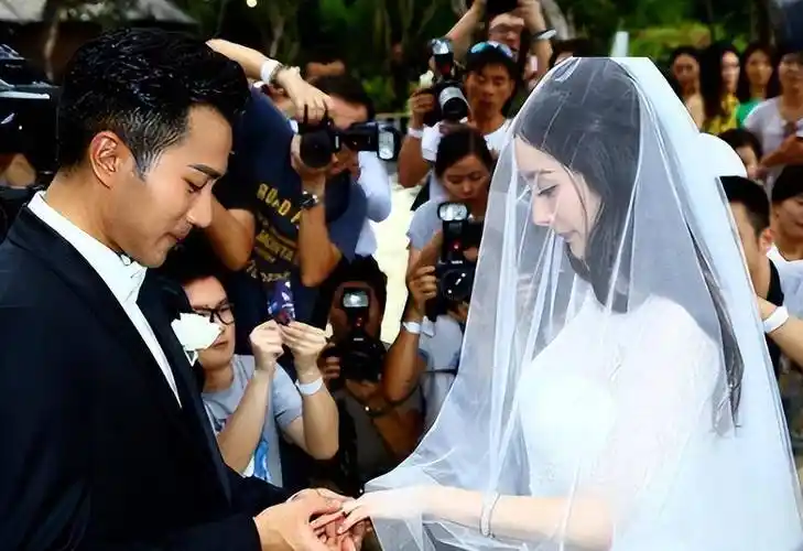 杨幂父母现身苏州看楼盘,杨母穿紧身裙拎爱马仕,身材比女儿还绝