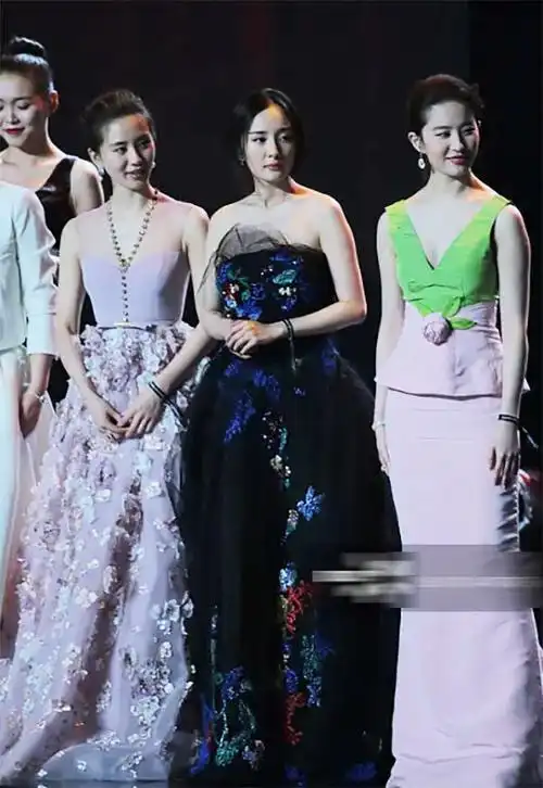 刘诗诗才是合影杀手杨幂驼背被碾压连刘亦菲都输了