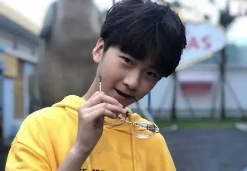 天天近照曝光拍摄大片时尚感不输张亮未受父母离婚影响