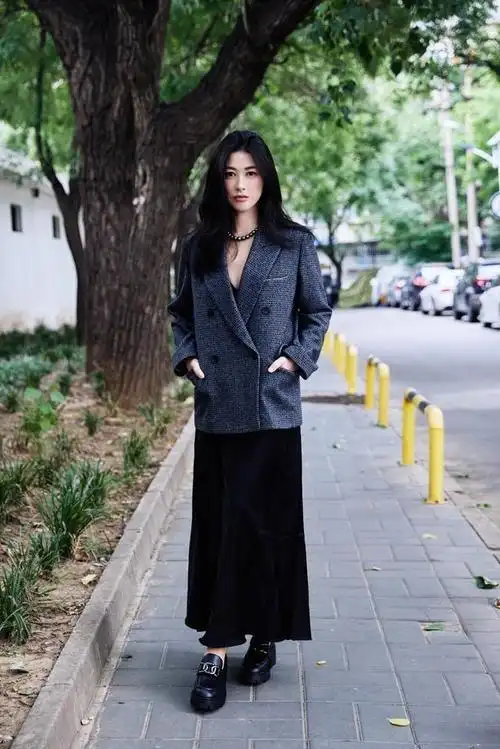 它对腿部微胖的女孩简直太友好了,朱珠的官方身高是166,这款裙子可以