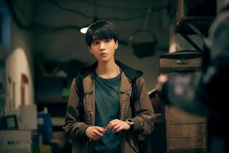 所以这部以侦破案情为主题的电视剧一经热播,网友对于王俊凯的演技又