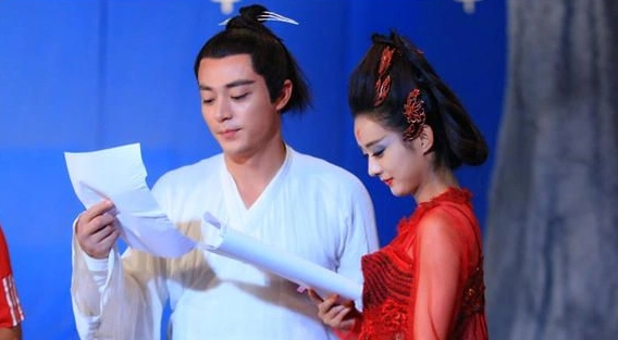 《花千骨》幕后花絮:世尊儒尊花式比心,赵丽颖霍建华排排坐