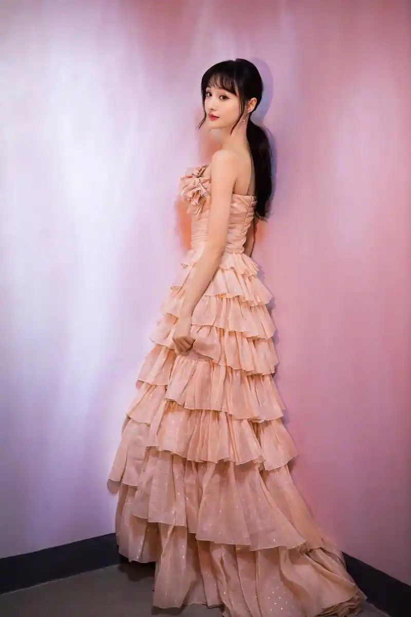 今日,安徽卫视国剧盛典在北京录制,郑爽身着粉色蛋糕裙优雅亮相,一起