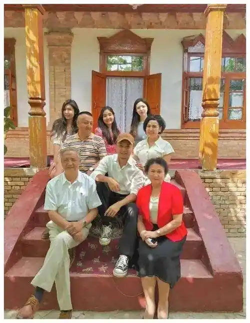 新疆满大街都是迪丽热巴!小尼的妹妹美若仙女,尽显华裔风采.