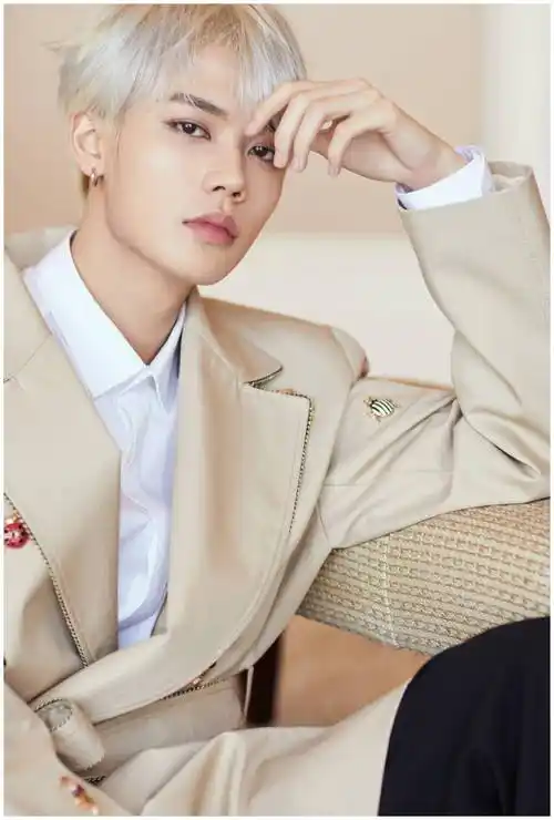 林彦俊奶奶灰发色,时尚帅气,尤长靖拼接针织衫配运动裤,太减龄