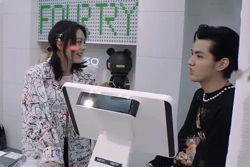 赵今麦与吴亦凡聊天,有谁注意到俩人的眼神?网友:我羡慕了!