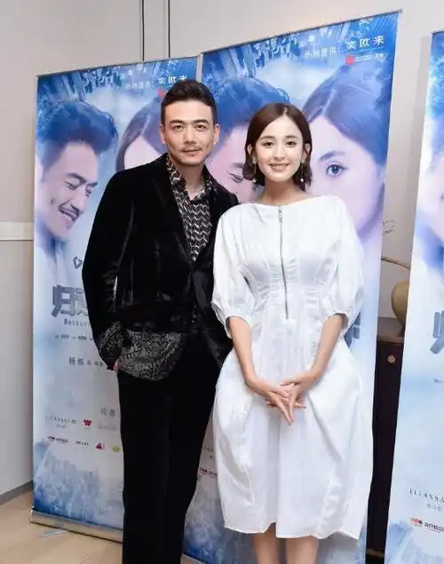 古力娜扎和杨烁同框卖萌拍照,要不要这么有默契?