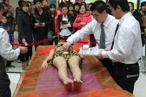 美食节特别推出日本传统风味"人体宴",一饱来宾眼福.