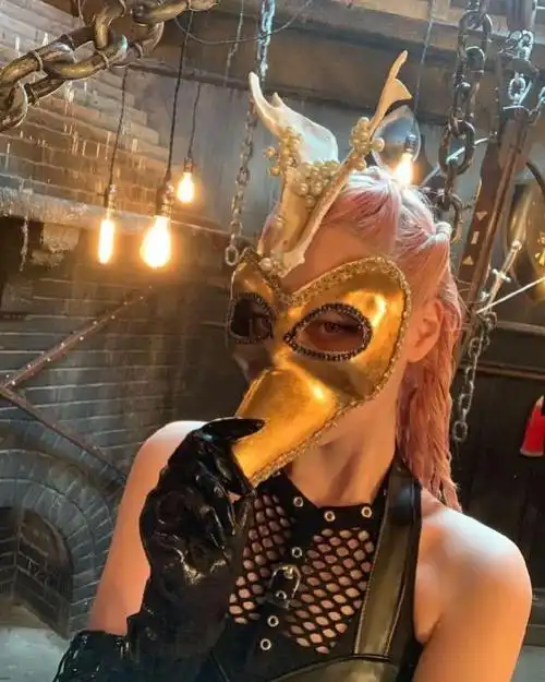 崔雪莉挑战暗黑女杀手风格大秀美背,造型一般人太难驾驭