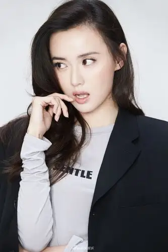 组图:江铠同帅气写真大片 知性与随性结合展时尚魅力 : 近日,元气美女