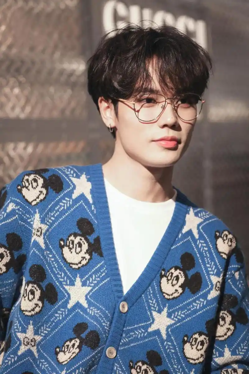 林彦俊的笑也太上头了,浅浅的酒窝,很是阳光