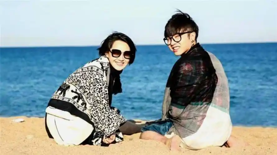 54岁许晴与33岁华晨宇同居引发热议:年龄差异与自由的爱情观!