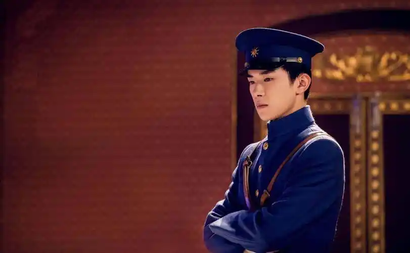 中分八字刘海,曾经的小男孩长大了_军人_时尚_角色