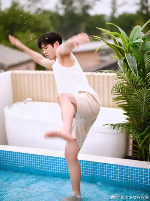 生日泳池随拍#李汶翰泳池四宫格随拍,肌肉好迷人啊～@uniq-李汶翰