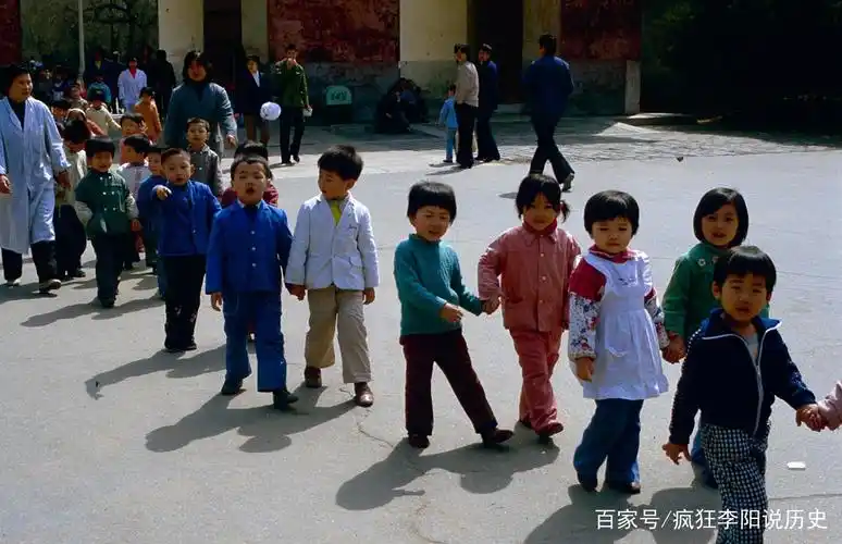 老照片,1984年的芸芸众生,平静的时光里流淌着的宁静与温馨