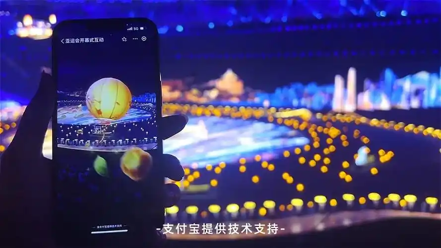 打开支付宝扫描主舞台,即可在现场召唤吉祥物"三小只",放飞许愿