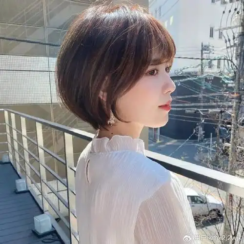 新时尚女发来了,推边饱满有层次,洋气卷卷真洋气|发型|层次|短发_新浪