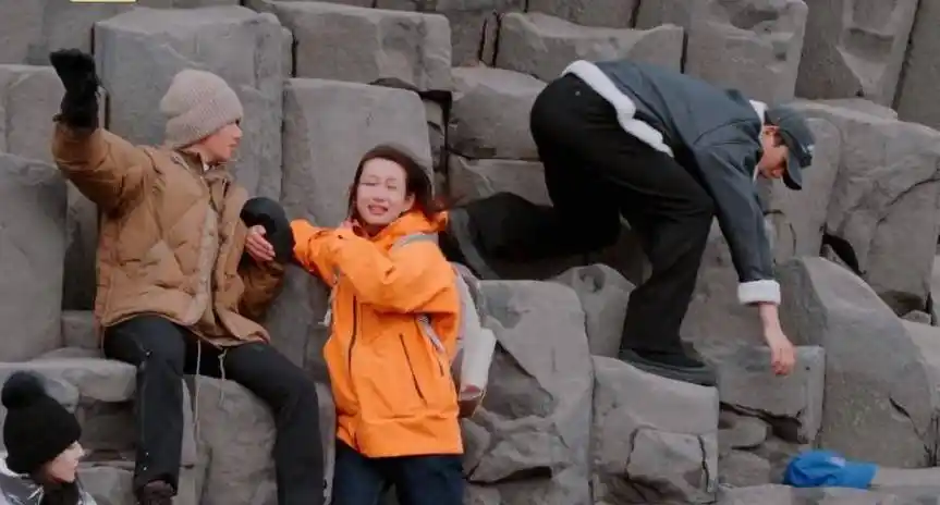 王安宇和胡先煦一起洗澡,睡前喷超多香水,被辛芷蕾吐槽_秦海璐_节目