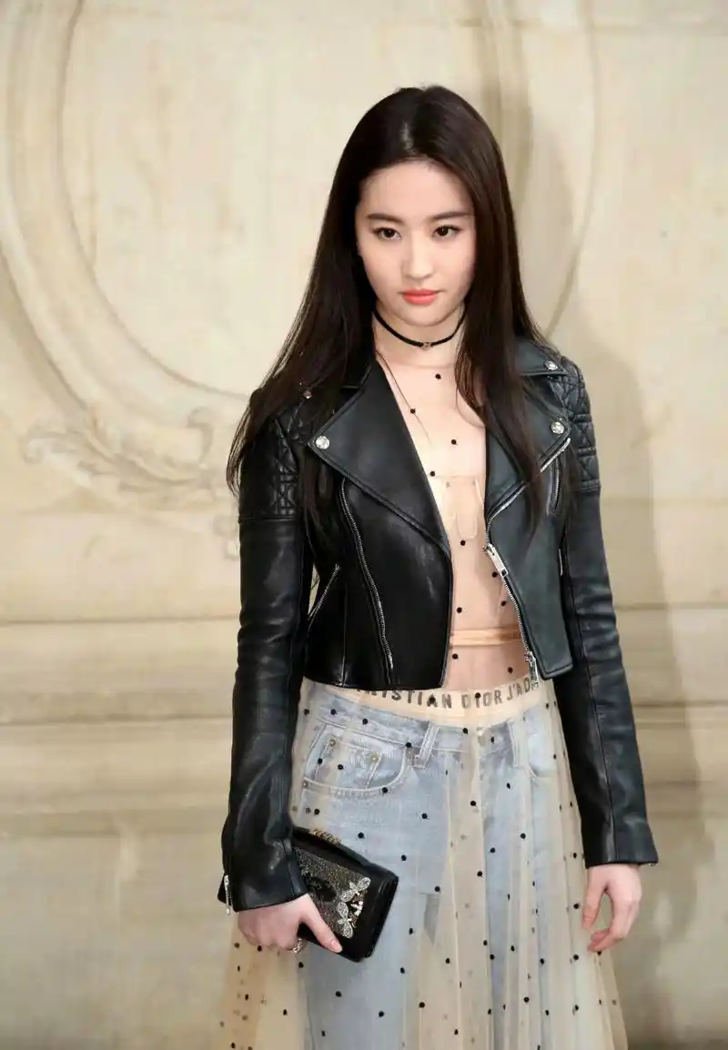 刘亦菲这透视装穿搭,我怎么觉得有点一言难尽