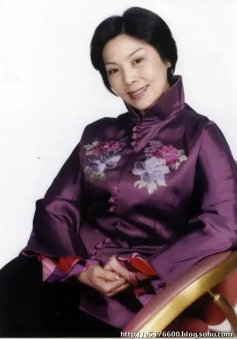 张培出生在上海,原名查蓓莉.