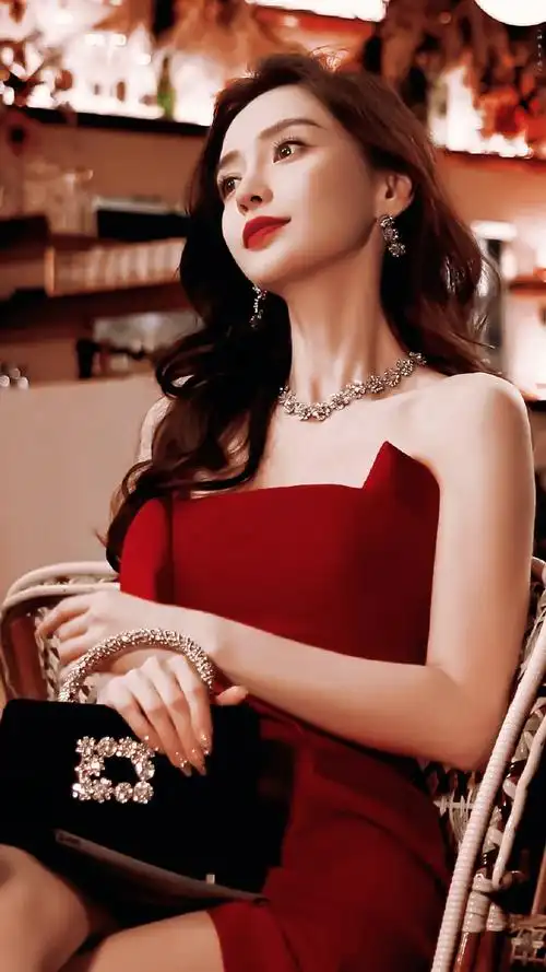 angelababy开衩抹胸红裙##angelababy金色链条丝绸长裙