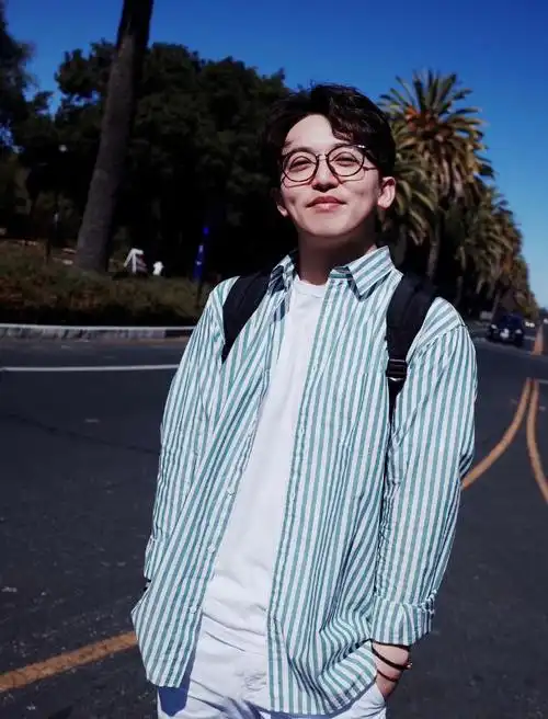 《奔跑吧》导演有多帅?颜值超高不输蔡徐坤,c位出道也没问题