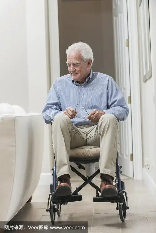 坐在轮椅上的老人