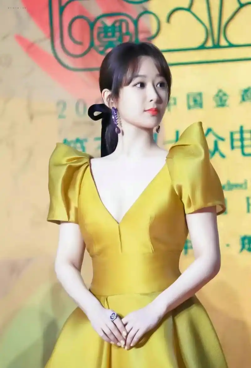 杨紫这身黄色深v礼服裙造型,好美,尽显好身材,肌肤白皙,优雅性感又不