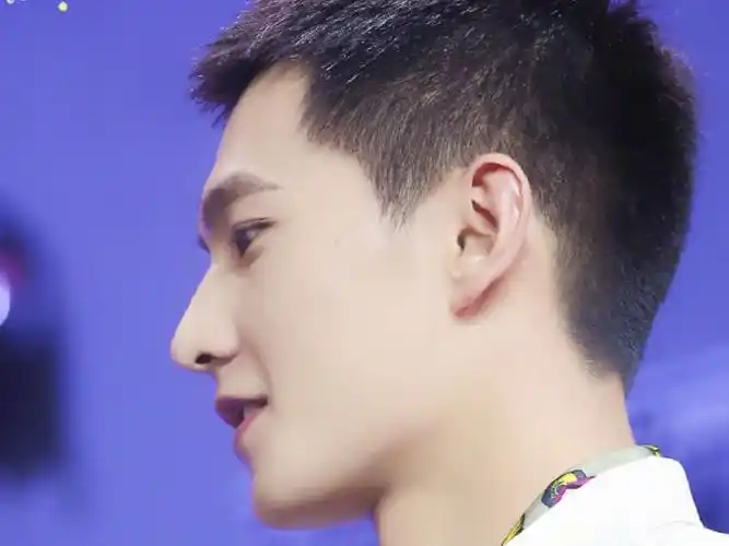 有种"整容"叫杨洋寸头,当镜头放大十倍,这颜值谁会扛得住?