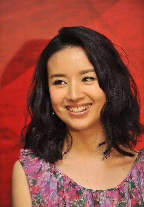 董洁罕见大翻车!烫卷发配印花裙老气又廉价,一嘴黄牙更抢镜