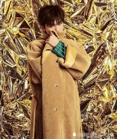 易烊千玺被楠楠恶搞,看到他脸上的专属"纹身",网友:配一脸