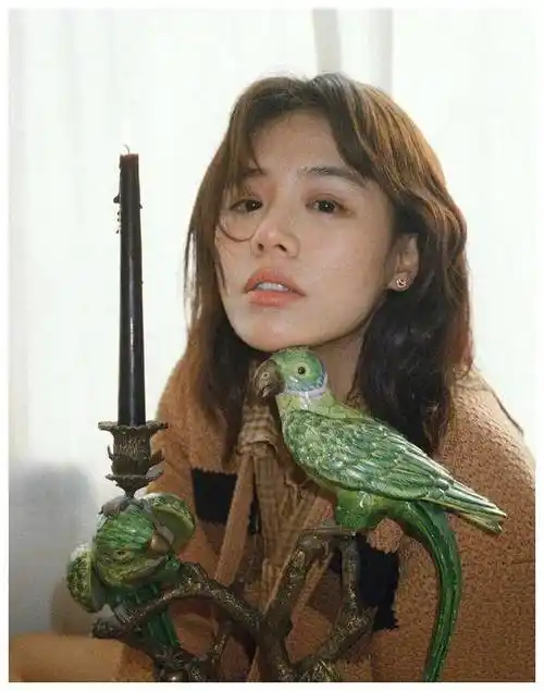 马思纯牵手庆情人节!甜蜜笑容,妩媚动人,男友暗藏身影_爱情_恋情_照片