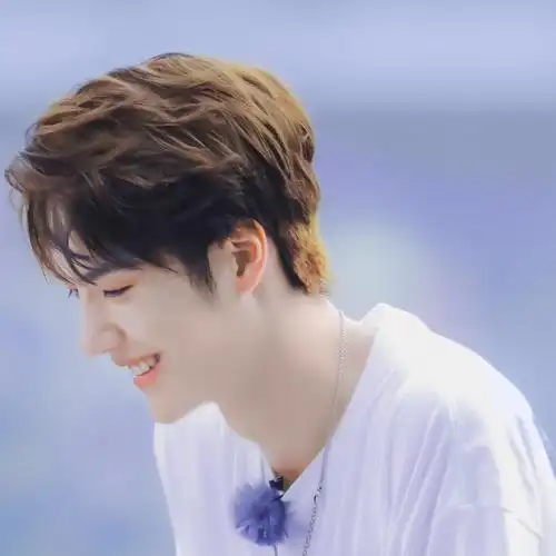 王一博14岁旧照曝光帅气脸庞破整容传闻