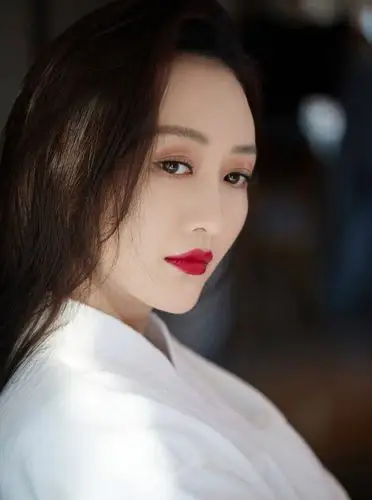 王鸥发布湿发浴袍写真 烈焰红唇成熟性感