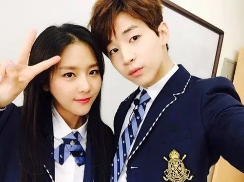 henry艺媛变身甜蜜校服cp