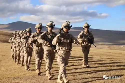 从头到脚都安排上了西藏军区入营新兵配发星空迷彩全套单兵作战装备