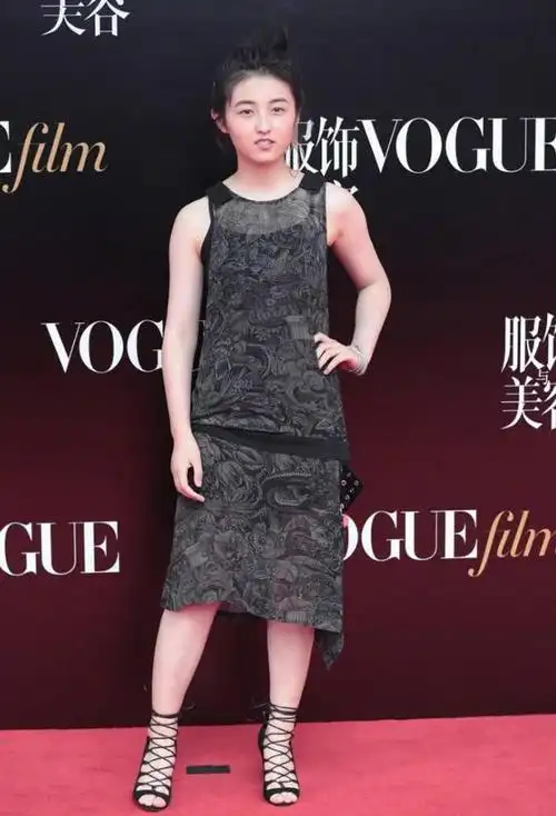 张子枫惨遭翻车无袖大妈裙显老又显胖秒变80后大妈