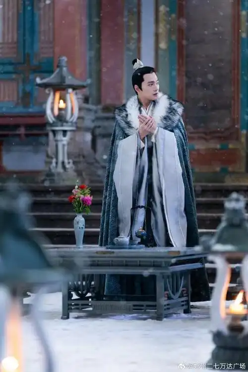 杨洋超话  他一身蓝衣,手持飞扇  轻轻挥舞衣袖,踏遍这天涯  无论江湖