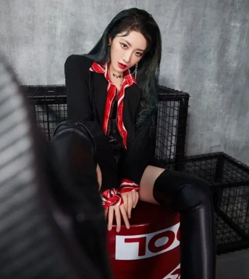 舌钉花背!喻言不雅视频流出,教外国人骂中国脏话,满屏幕脏字