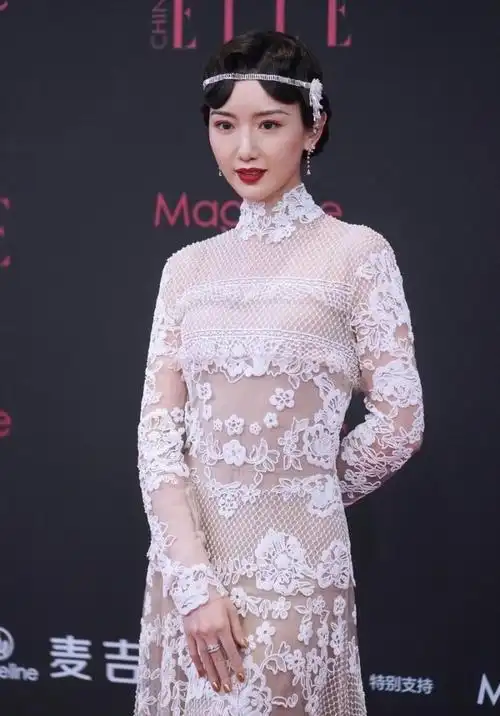 毛晓彤穿蕾丝裙分不清内衬和肌肤,看着得太撩人 明星搭配 第1张