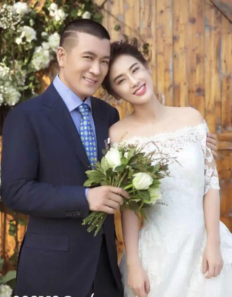 黄圣依背负小三骂名多年,如今微博大秀婚纱照