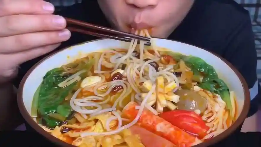 美食吃播:大胃王小哥哥吃螺蛳粉,大口吃的真香!