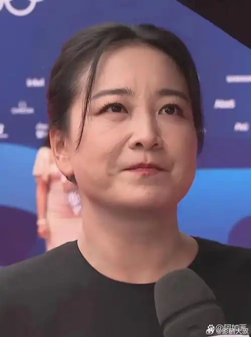 贾玲近照生图流出,虽皮肤褶皱,皱纹清晰可见,但她由内而外散发的魅力