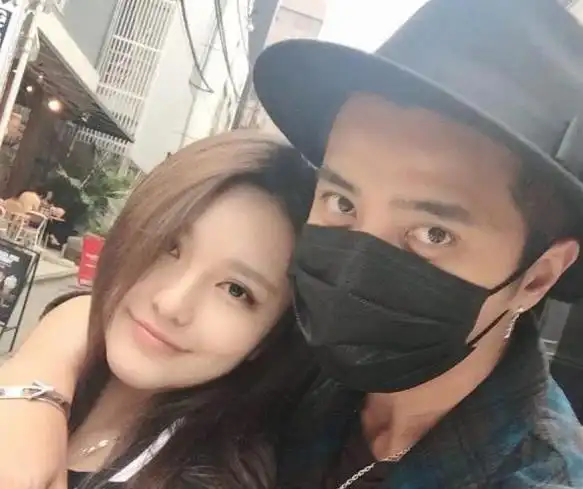 周扬青疑有新恋情与男子雨中撑伞相依罗志祥这下彻底没机会了