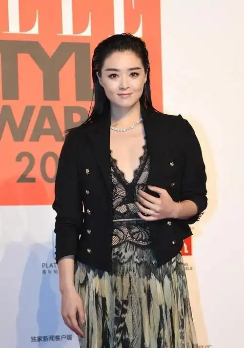 蒋欣的骨架比较大,所以肉感一点看起来反而更漂亮,如果你也有这样的