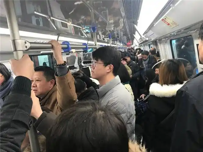 大雪天合肥地铁客流火爆 车厢内人头攒动好似春运现场(组图)