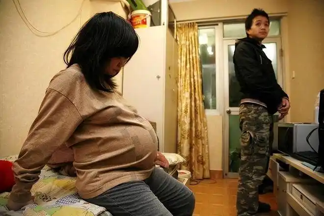 安安怀孕5个月了,身型瘦小的她孕肚十分"突出".